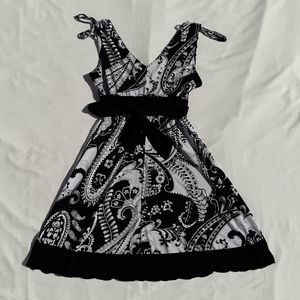 Speeckless Black and white paisley dress